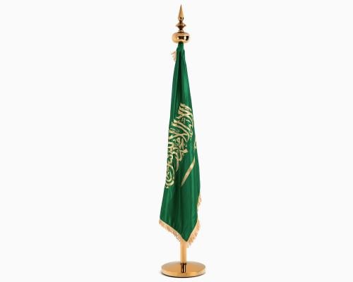 a8fe2e3c-3106-4598-80b1-370942e2f7af-500x400-XcCqkDgEya6kC1t3Qt5KF8LhdQ7PFIFo3u53B3Zz طقم علم المملكة مطرز داخلي مع سارية ذهبي ثابتة | جودة عالية - تاج الهفوف للرفوف
