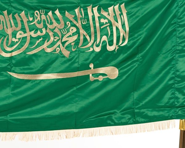 dcf882f8-818c-4fb2-87d3-8d21d055fbb6-1000x800-YbCT71DO2gH26BIL9WcrdUuQTDERNdVoSDxrChAH علم المملكة الداخلي المطرز بتطريز ذهبي فاخر - تاج الهفوف للرفوف
